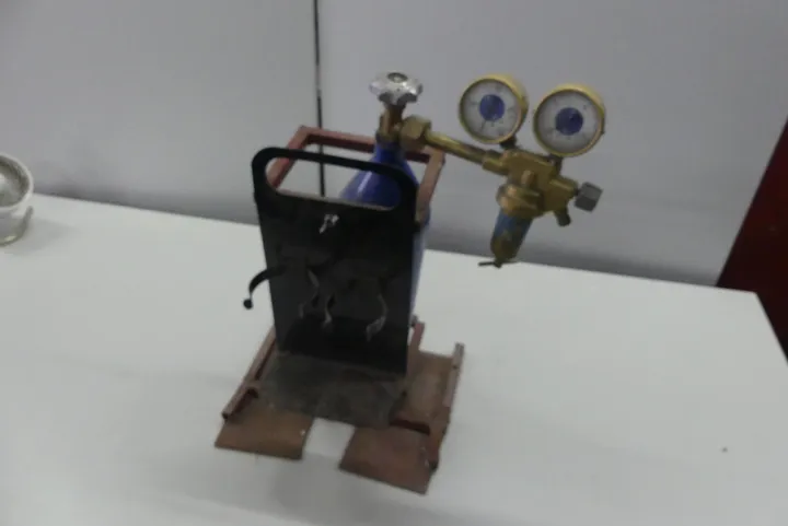 Metallgestell mit Sauerstoffflasche
